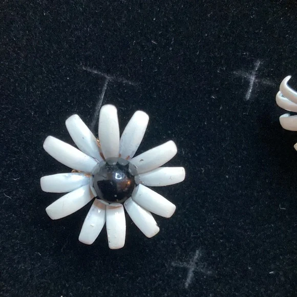 Vintage 1960’s earings/ clip on - Picture 10 of 11